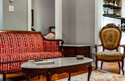 Seguin House | ❤ The Parlor House Getaway ❤ Long Term Available