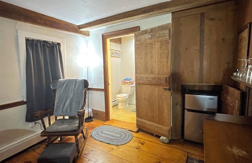 Pelham Apartment | The Parlour - private studio in a historic 1740 colonial house