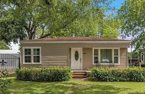 Sulphur House | The Parson's Cottage - Charming, Cozy, Adorable!
