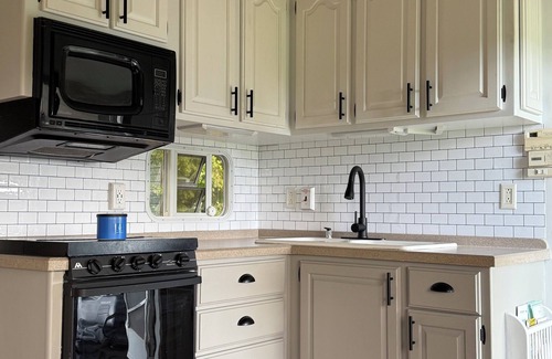 Town of Sharon House | The Pasture Perch: Renovated Camper, Mountain Views & Grazing Animals