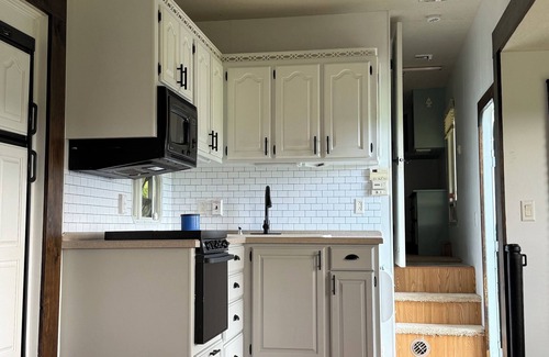 Town of Sharon House | The Pasture Perch: Renovated Camper, Mountain Views & Grazing Animals