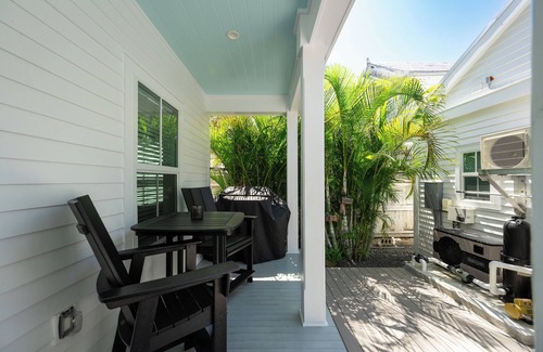 White Street Gallery District House | The Pathway To Paradise