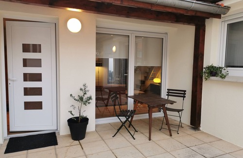 Poteries Apartment | "the patio", just for you, in the peace and quiet.