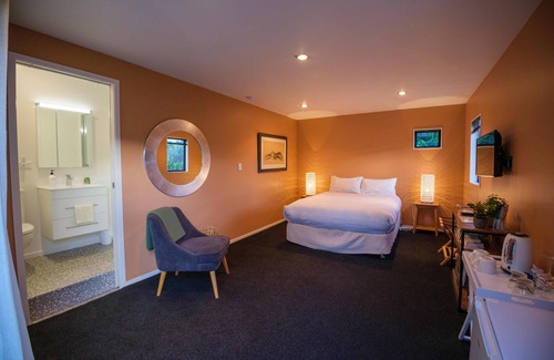 Omiha House | The Pavilion, Ōmiha - Welcome to The Pavilion, Ōmiha, a stunning premium holiday home nestled in the picturesque surroundings of unspoiled Ōmiha, a sanctuary for the island's native birdlife and flora. This exquisite two-bedroom, two-bathroom retreat