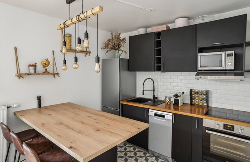 Suresnes Apartment | The Peaceful - with terrace and private parking