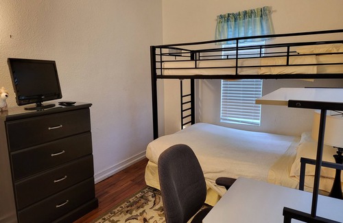 Corry Heights House | The Peachy Cottage - Close to Beaches, Corry Station, NAS, & Historic Downtown