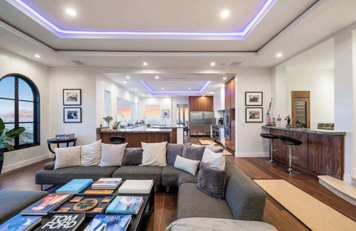 Hollywood Hills House | The Peak ~ Hollywood Hills