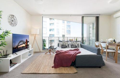 Wolli Creek Apartment | The Peak Resort-style W Parking, Train, Gym, Pool