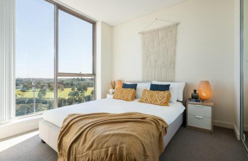 Wolli Creek Apartment | The Peak Resort-style W Parking, Train, Gym, Pool