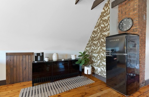 Fair Haven Apartment | The Pearl, NH hidden luxury close to the Quinnipiac River in historic property