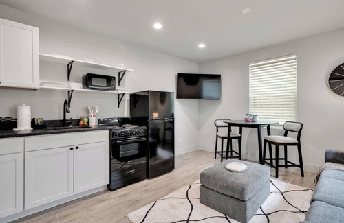 Wilmington Apartment | The Pearl – Stylish Couples Getaway