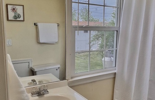 Columbia Apartment | The Pecan Suite - Entire Apartment
