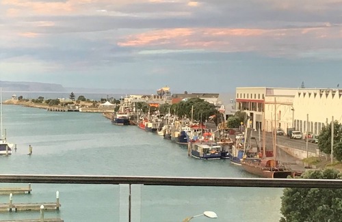 Ahuriri Apartment | The PENTHOUSE Luxury Waterfront 3 Bed 2 bath apartment