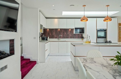 Lymington Cottage | THE PENTHOUSE - MARINE HOUSE, family friendly in Milford On Sea