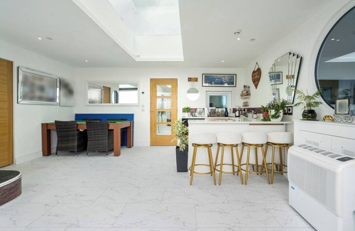 Lymington Cottage | THE PENTHOUSE - MARINE HOUSE, family friendly in Milford On Sea
