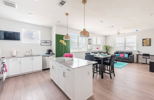 Kyle Apartment | The Penthouse -Resort Amenities Minutes to Austin!