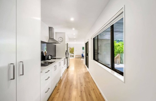 Greenhithe Apartment | The Perfect Spacious 2BR Getaway | Netflix + WiFi