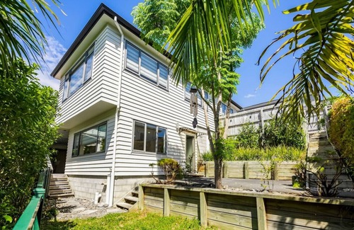 Greenhithe Apartment | The Perfect Spacious 2BR Getaway | Netflix + WiFi