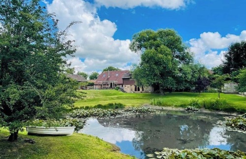 Ringmer House | The perfect getaway. Set in stunning gardens overlooking a beautiful lake