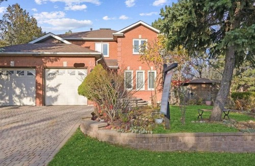 Erin Mills House | The Perfect Luxury Getaway 4 Bdrm Home With New Modern Furniture!