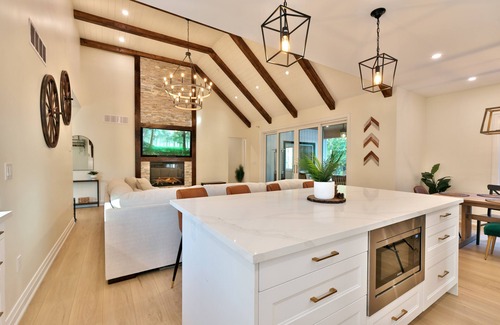 Huntsville Cottage | The Perfect Luxury Muskoka Spa Retreat w/Covered Lanai, Hot Tub, Sauna & Firepit