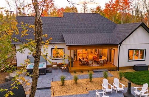 Huntsville Cottage | The Perfect Luxury Muskoka Spa Retreat w/Covered Lanai, Hot Tub, Sauna & Firepit