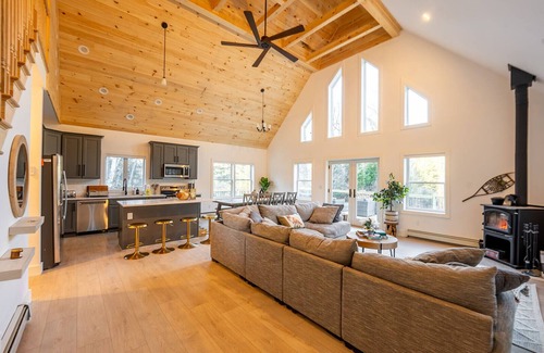 Killington House | The Perfect Modern Killington GetawaynHot tub-Sauna-Movie Room-Speakeasy-VIEWS!