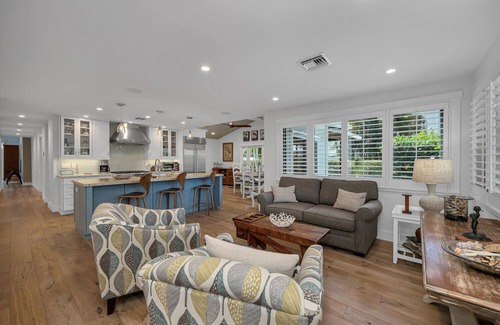 Old Naples House | The Perfect Olde Naples Beach Lifestyle Experience - Walk to Beach & 5th Ave S