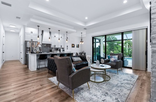 Broadmoor House | The perfect retreat with a canal view
