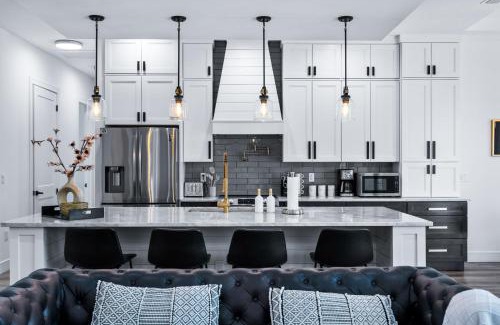 Englewood East House | The perfect retreat with canal view