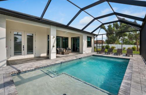 Englewood East House | The perfect retreat with canal view