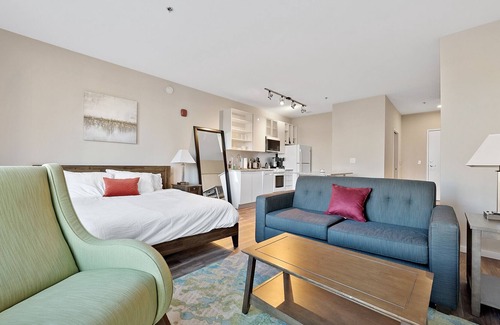 Crossroads Arts District Condo | The Perfect Retreat: Relax and Rejuvenate in a Stunning Resort Setting 353