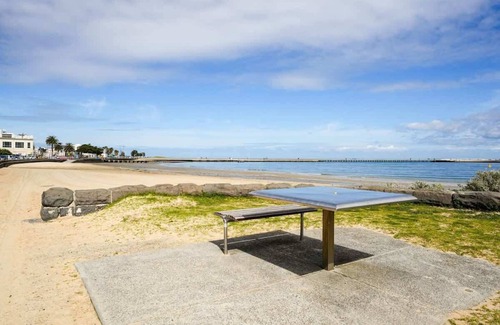 St Kilda West Apartment | The Perfect St Kilda Summer Base Next to Beach