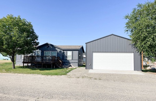 Fort Smith House | The perfect stayHome located right next to the Big Horn River and Yellowtail Dam