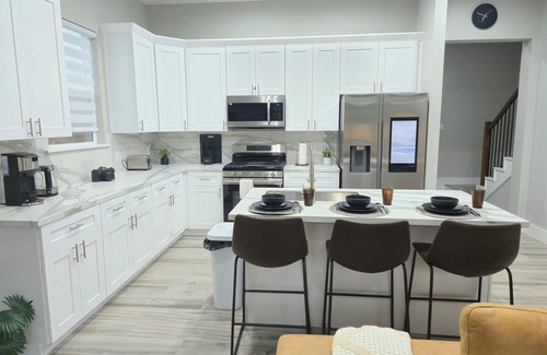 Southeast Houston House | The Pershing PadCentral location, 3BR , Sleeps 10, Huge backyard, Outdoor Games