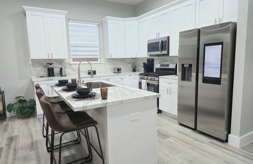 Southeast Houston House | The Pershing PadCentral location, 3BR , Sleeps 10, Huge backyard, Outdoor Games