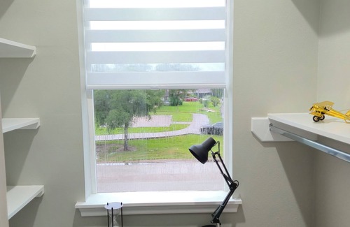 Southeast Houston House | The Pershing PadCentral location, 3BR , Sleeps 10, Huge backyard, Outdoor Games