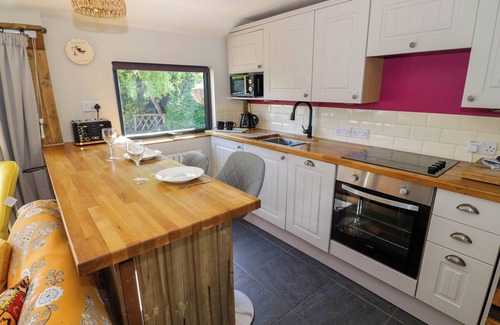 Malvern Cottage | THE PHEASANT'S NEST, pet friendly, with a garden in Upton Upon Severn