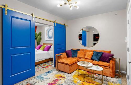 East Parkside Apartment | The Philly Zoo Queen Retreat with Fireplace - Parking Available
