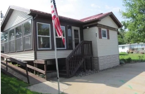 Bagley House | The Pier Cottage located in River of Lakes
