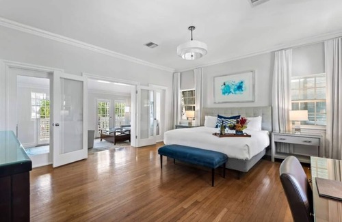 Central Beach Hotel | The Pillars Hotel & Club