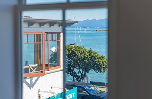 Stepneyville House | The Pilot House - Nelson Waterfront Holiday Home!