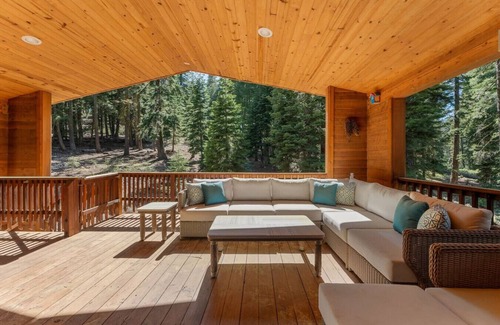 Kingswood Estates House | The Pinecrest Retreat