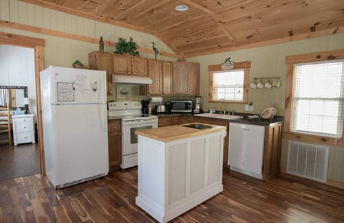 Durants Neck Cottage | The Pinewood Guesthouse ~Jacuzzi Tub~Fire Pit~Wi-fi~Getaway~Near Croquet Club