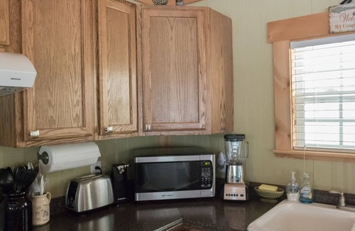 Durants Neck Cottage | The Pinewood Guesthouse ~Jacuzzi Tub~Fire Pit~Wi-fi~Getaway~Near Croquet Club