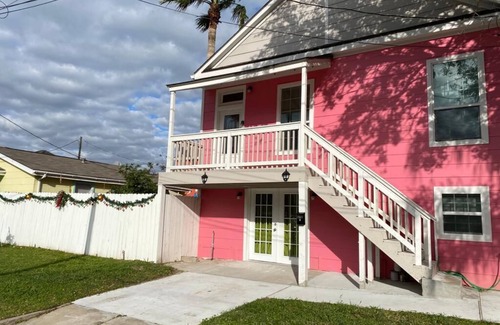 San Jacinto House | The Pink House- minutes walk to beach!