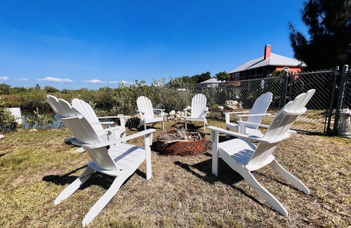 Crystal River House | The Pink Palm - Waterfront - Boat & RV’s Welcome!