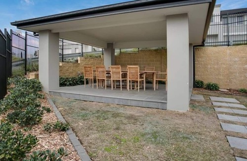 Macquarie Links House | The Pinnacle - 3bd fully furnished townhouse, free shuttle bus to station