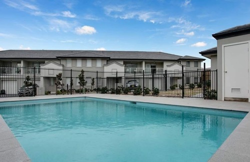 Macquarie Links House | The Pinnacle - 3bd fully furnished townhouse, free shuttle bus to station