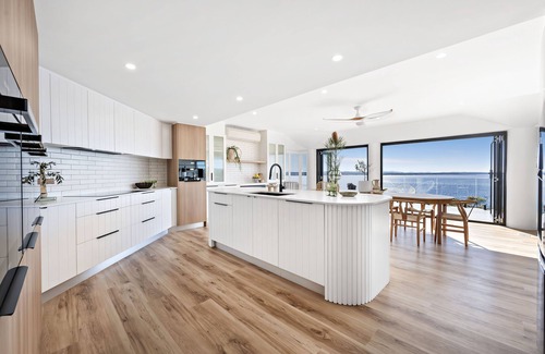 Salamander Bay House | The Pinnacle - Breath taking Vistas and Heated Spa on Viewing Balcony